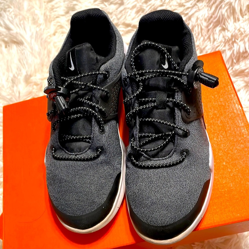 COPY - NIKE GREY/WHITE SIZE 5.5Y boys